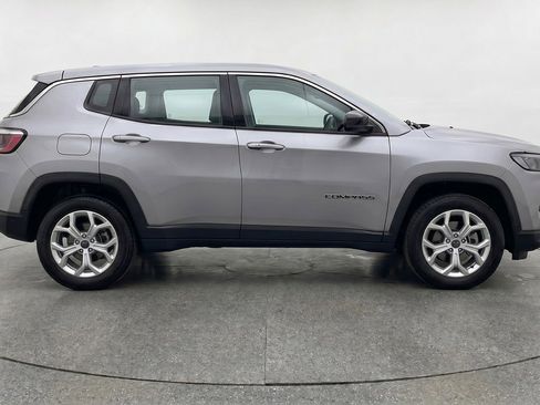 Used 2025 Jeep Compass Latitude AWD/4WD image 11