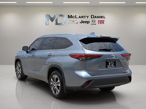 Used 2023 Toyota Highlander XLE AWD/4WD image 4