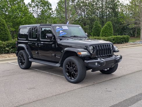 Used 2023 Jeep Wrangler Unlimited Sahara AWD/4WD image 2