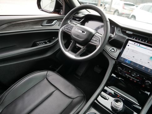 Used 2025 Jeep Grand Cherokee Limited w/ Luxury Tech Group II image 9