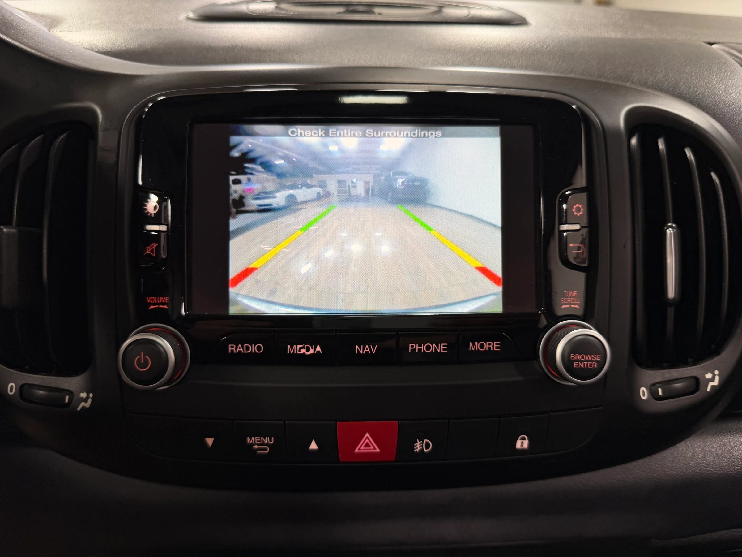 Used 2017 FIAT 500L Trekking w/ Dual-Pane Sunroof Package FWD image 23
