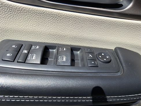 Used 2018 Chrysler Pacifica Limited FWD image 28