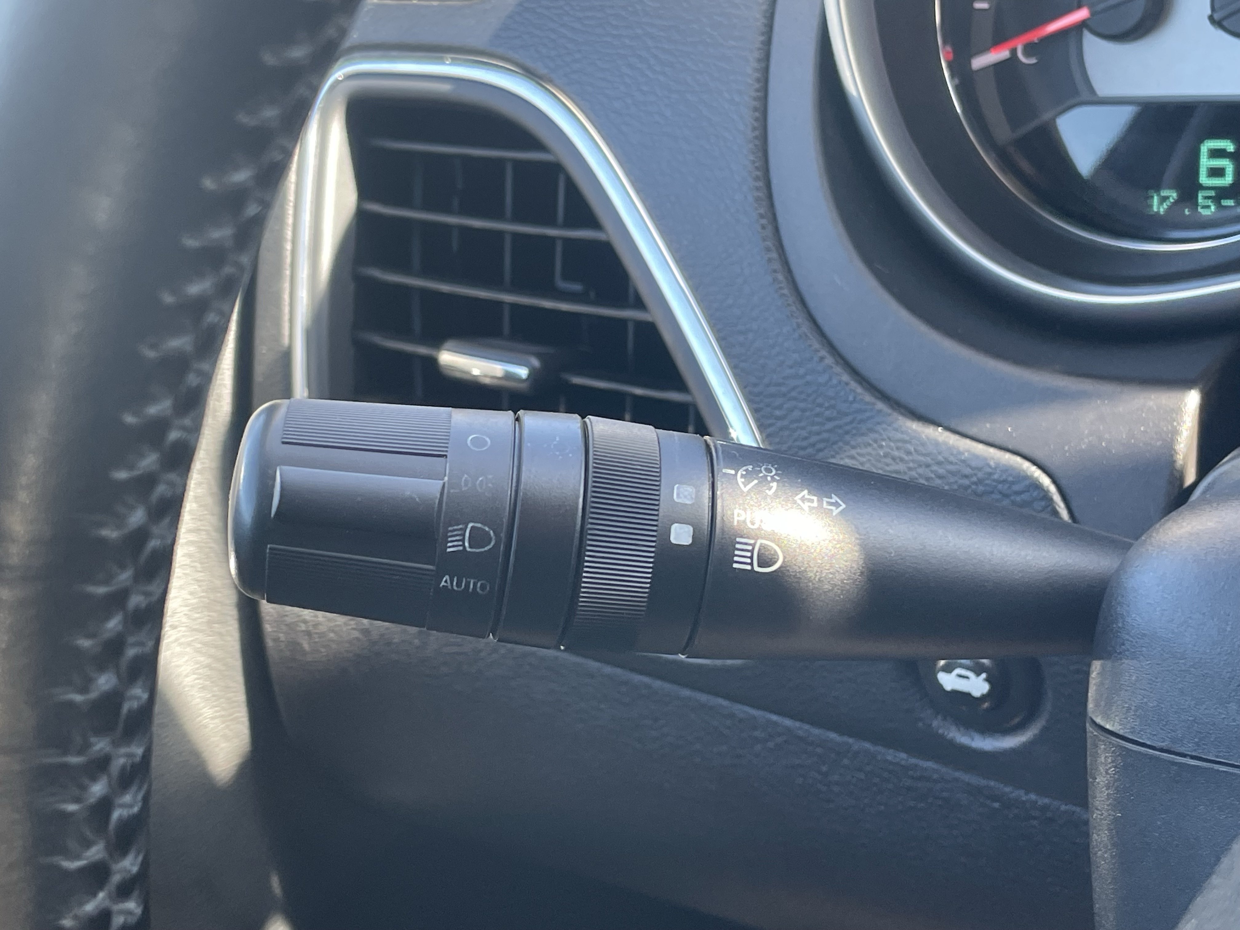 Used 2011 Chrysler 200 Limited FWD image 16