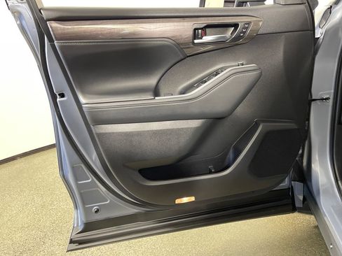 Certified 2022 Toyota Highlander Platinum image 17