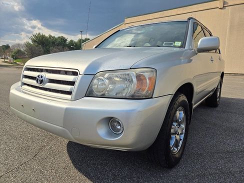 Used 2005 Toyota Highlander 2WD V6 w/ 3rd Row image 1