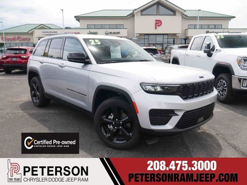 Certified 2025 Jeep Grand Cherokee Altitude AWD/4WD image 1