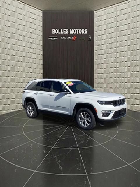 Used 2023 Jeep Grand Cherokee Limited AWD/4WD image 2