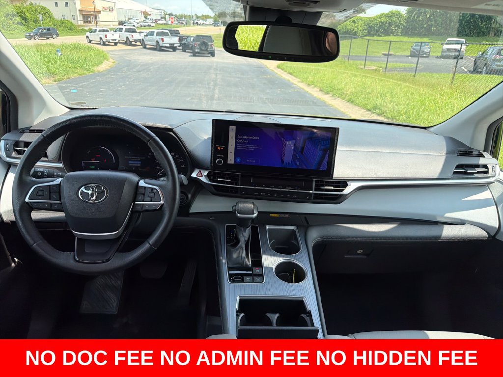 Used 2025 Toyota Sienna XLE FWD image 14
