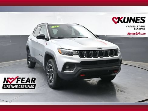 Used 2025 Jeep Compass Trailhawk AWD/4WD image 1