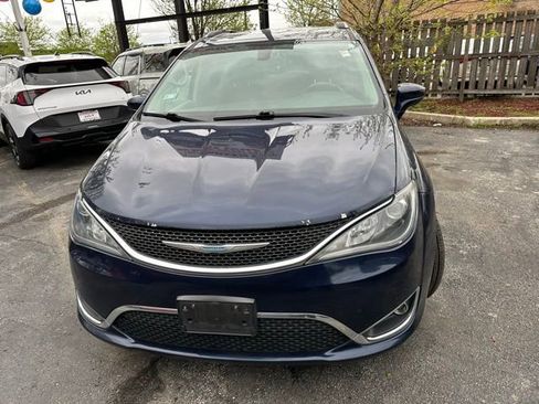 Used 2018 Chrysler Pacifica Touring-L w/ Tire & Wheel Group FWD image 2