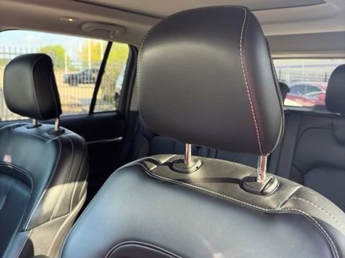 Used 2023 Jeep Grand Cherokee Limited AWD/4WD image 9