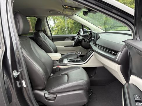 Used 2022 Kia Carnival LX FWD image 27