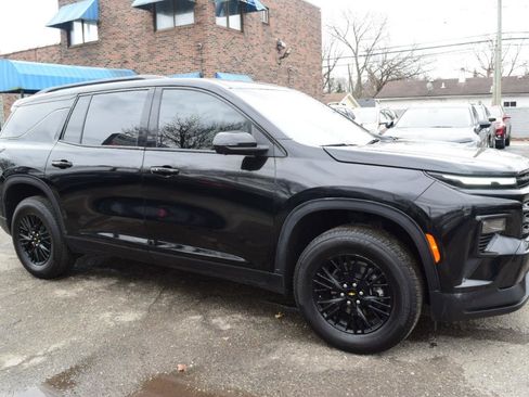 Used 2024 Chevrolet Traverse LT w/ Trailering Package FWD image 4