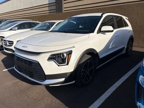 Certified 2024 Kia Niro LX image 5
