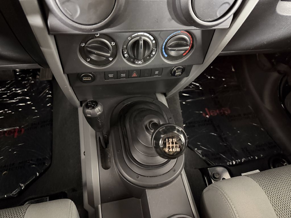 Used 2007 Jeep Wrangler Rubicon w/ Dual Top Group AWD/4WD image 28