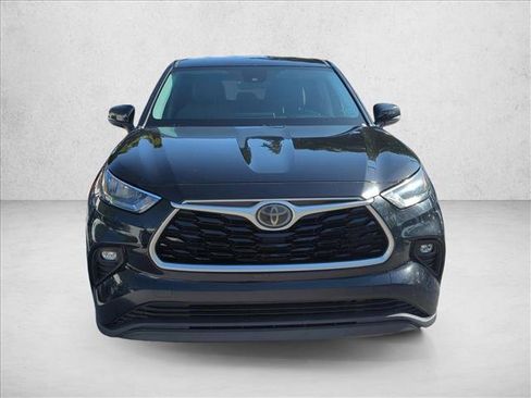 Used 2020 Toyota Highlander LE FWD image 2