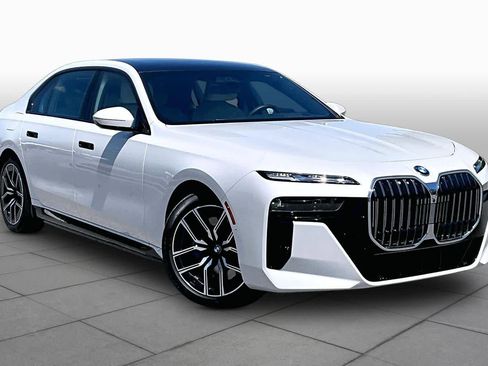 Used 2025 BMW 750e xDrive w/ Executive Package AWD/4WD image 2