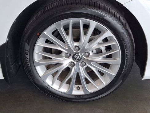 Used 2020 Toyota Camry XLE w/ Sunroof Package FWD image 11