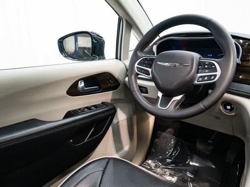 Used 2023 Chrysler Pacifica Limited FWD image 12