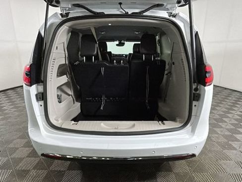 Used 2024 Chrysler Pacifica Touring-L FWD image 27