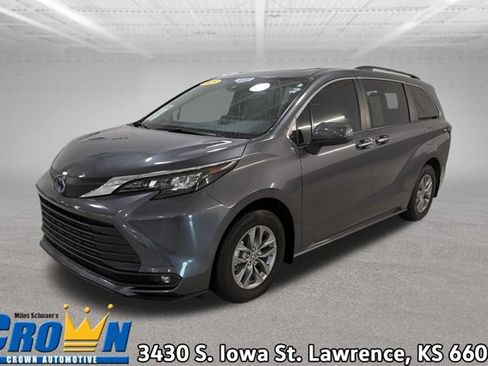 Used 2025 Toyota Sienna XLE w/ XLE Plus Package FWD image 1