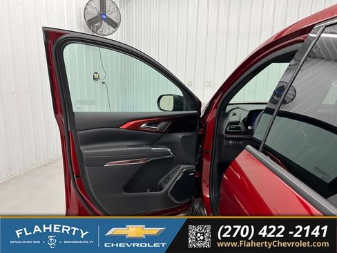 Used 2025 Chevrolet Traverse Z71 w/ Enhanced Driving Package AWD/4WD image 8