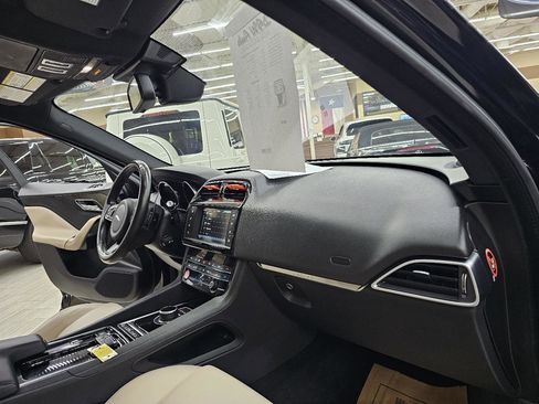Used 2018 Jaguar F-PACE Premium image 22