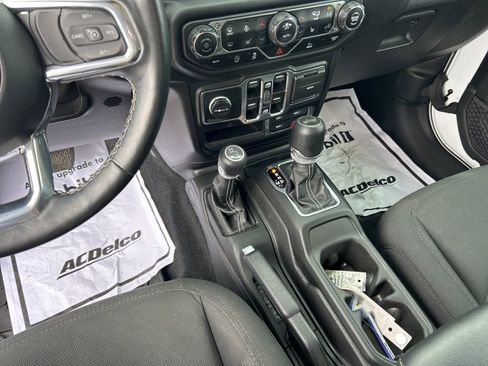 Used 2023 Jeep Wrangler Unlimited Sahara w/ Cold Weather Group AWD/4WD image 19