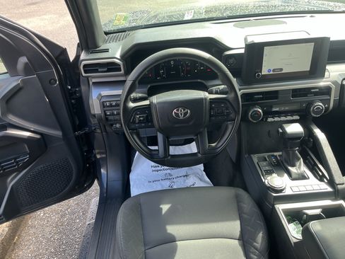 Certified 2025 Toyota Tacoma SR5 AWD/4WD image 12