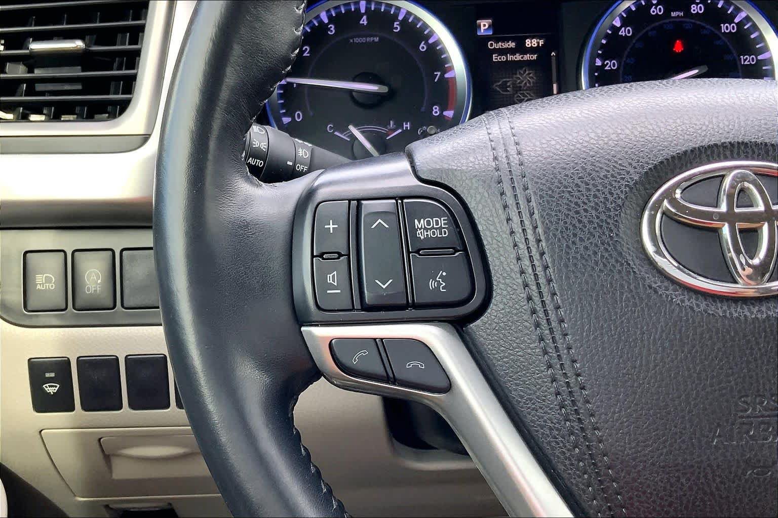 Used 2019 Toyota Highlander XLE AWD/4WD image 24