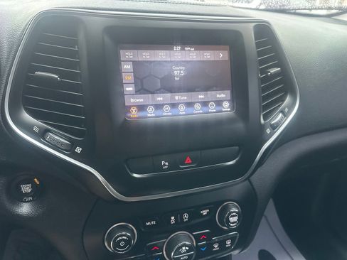 Used 2020 Jeep Cherokee Latitude Plus w/ Cold Weather Group AWD/4WD image 26