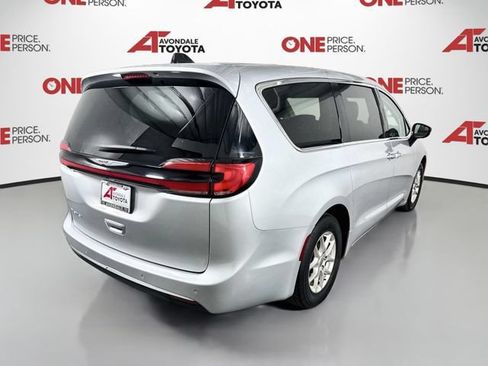 Used 2024 Chrysler Pacifica Touring-L FWD image 7