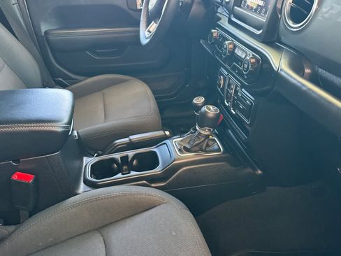 Used 2019 Jeep Wrangler Unlimited Sahara AWD/4WD image 19
