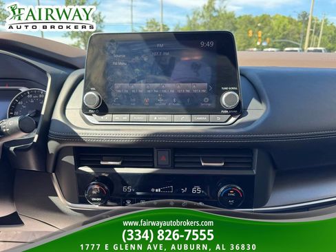 Used 2023 Nissan Rogue SV FWD image 22