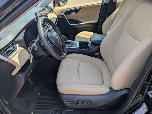 Used 2025 Toyota RAV4 XLE AWD/4WD image 16