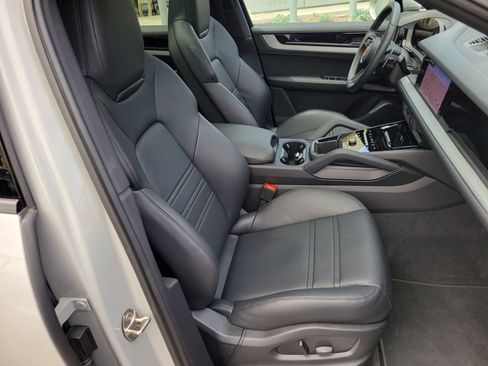 Used 2025 Porsche Cayenne Coupe image 29