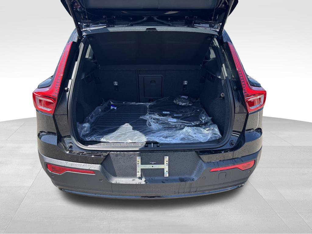 New 2026 Volvo XC40 B5 Plus w/ Protection Package Premier AWD/4WD image 17
