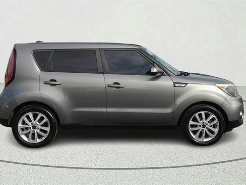 Used 2017 Kia Soul + image 7