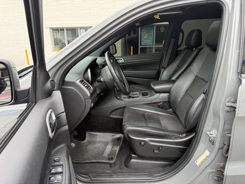 Used 2022 Jeep Grand Cherokee Laredo X image 3