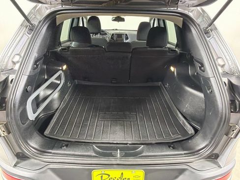 Used 2018 Jeep Cherokee Latitude w/ Cold Weather Group AWD/4WD image 22