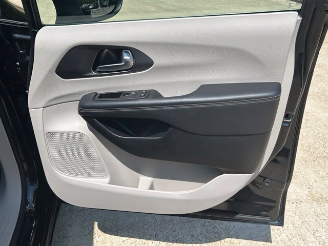 Used 2023 Chrysler Pacifica Touring-L FWD image 8