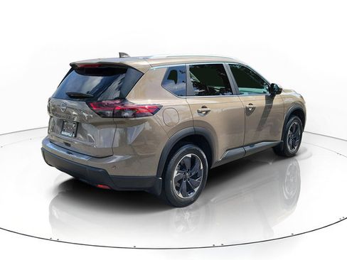 Used 2025 Nissan Rogue SV w/ SV Premium Package FWD image 2