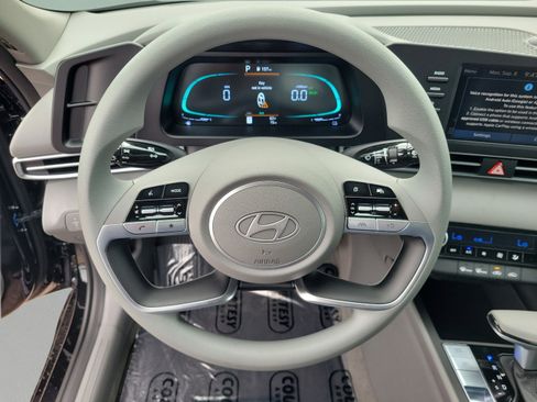 Certified 2025 Hyundai Elantra Hybrid FWD image 16