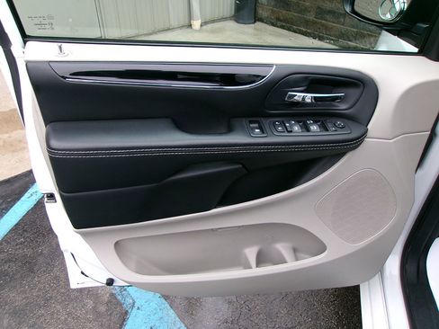 Used 2017 Dodge Grand Caravan SXT image 17