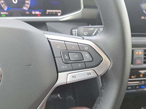 Used 2025 Volkswagen Taos SE AWD/4WD image 17