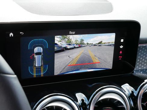 Used 2025 Mercedes-Benz GLB 250 4MATIC image 28