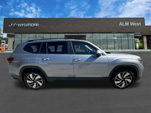 Used 2025 Volkswagen Atlas SE image 4