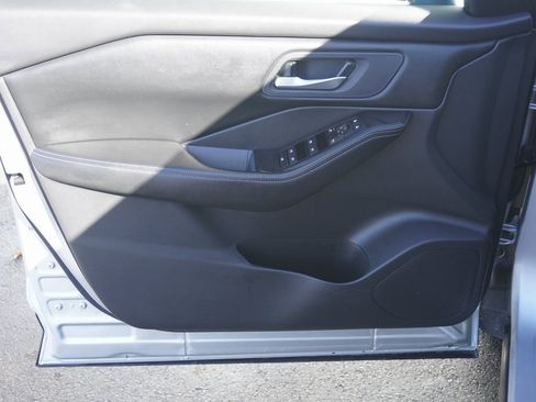 Used 2024 Nissan Rogue SV image 9