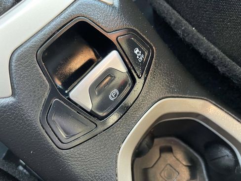 Used 2017 Jeep Renegade Latitude FWD image 33