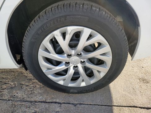 Used 2018 Toyota Corolla LE image 40